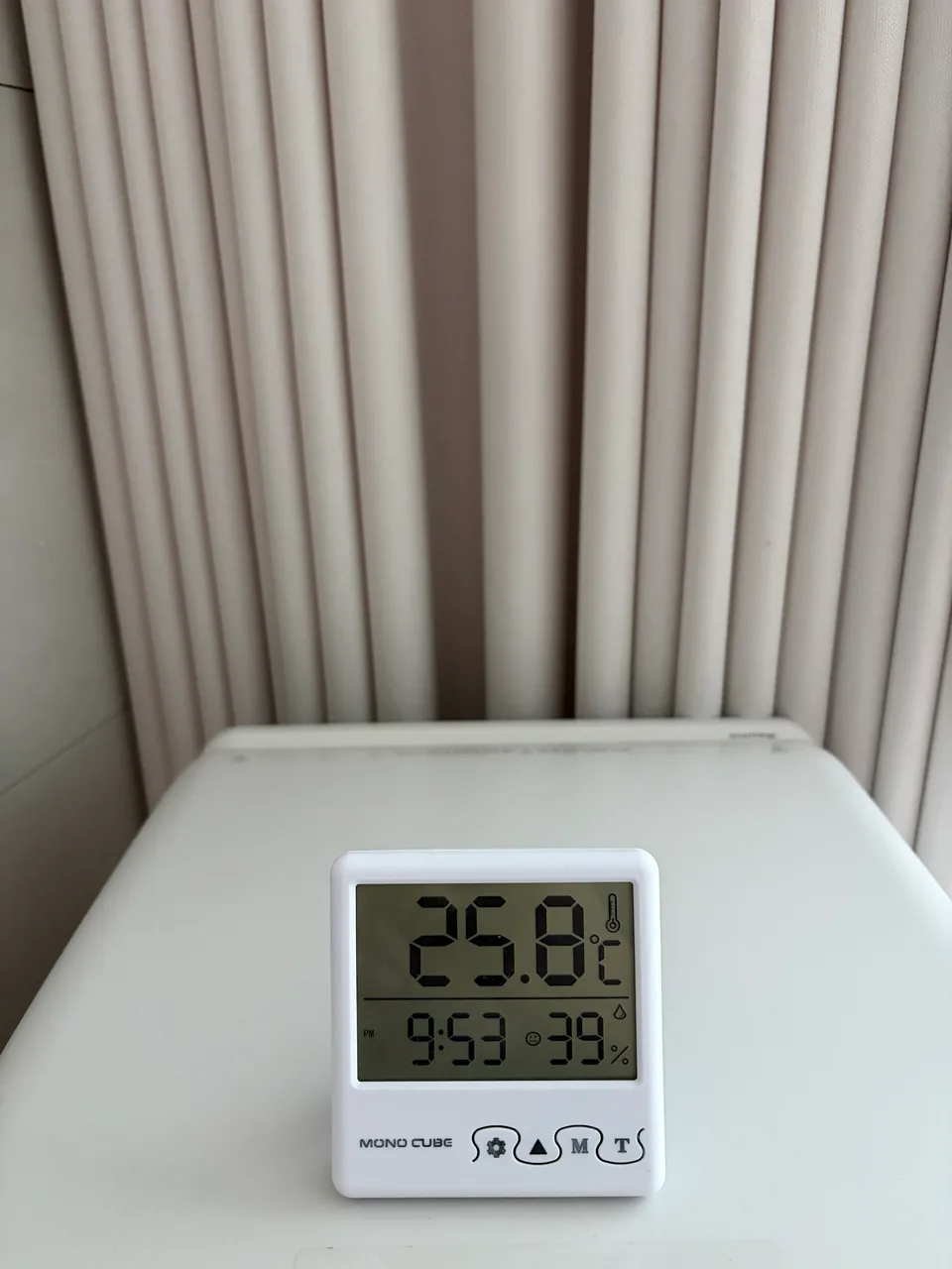 Home hygrometer on an air purifier displaying 25.8 degrees Celsius and 39% relative humidity